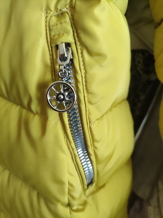 Разкошно топло яке в цвят горчица с качулка и  яка от лисица