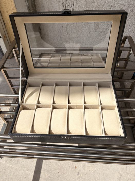 Кожена кутия за 12 чадовника