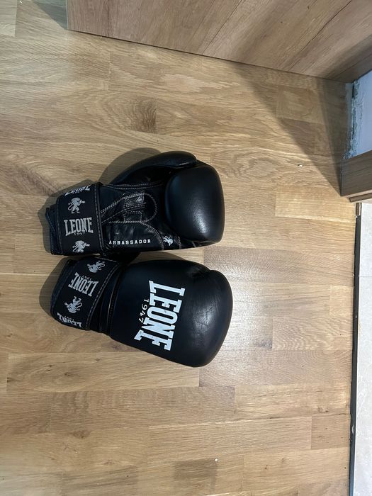 Боксови ръкавици Leone