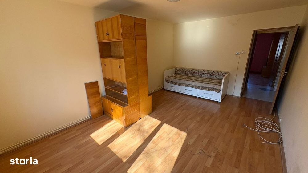 Apartament 2 camere, Plopilor, etaj 1, camere decomandate, centrala pr