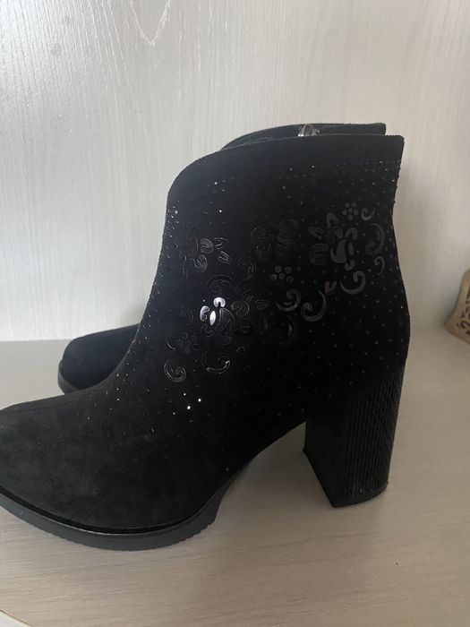 Продам  замшевые батильоны