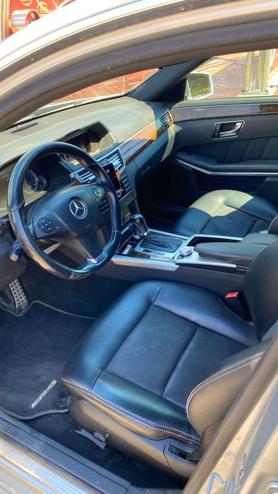 Mașina mercedes Benz