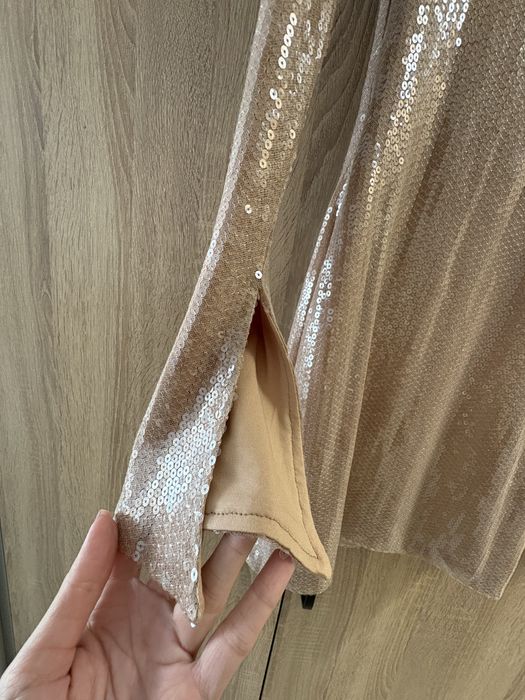 Бежова рокля с пайети