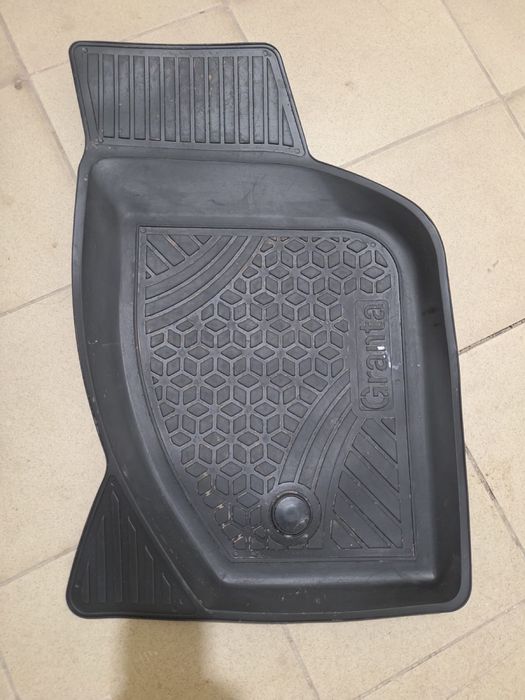 Резиновые коврики на Lada