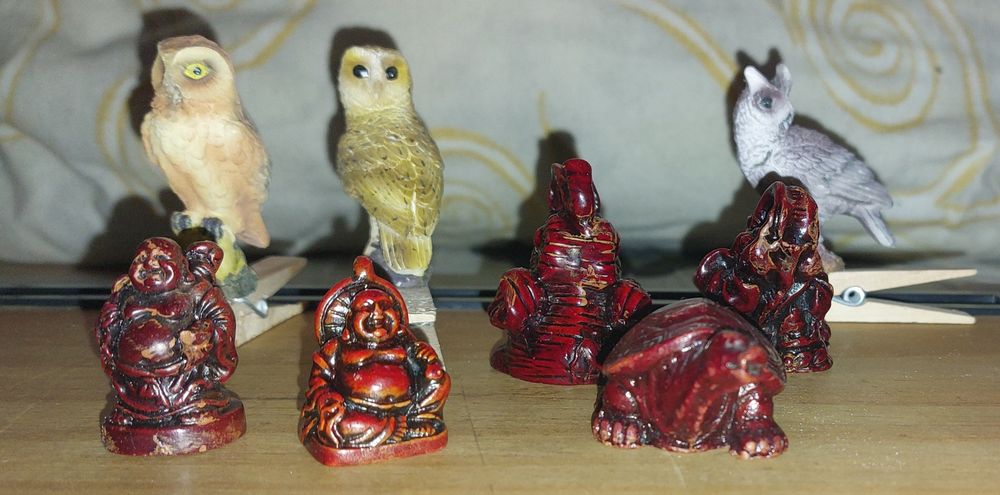Bufnite, elefanti cu trompa in sus si Budha mici.