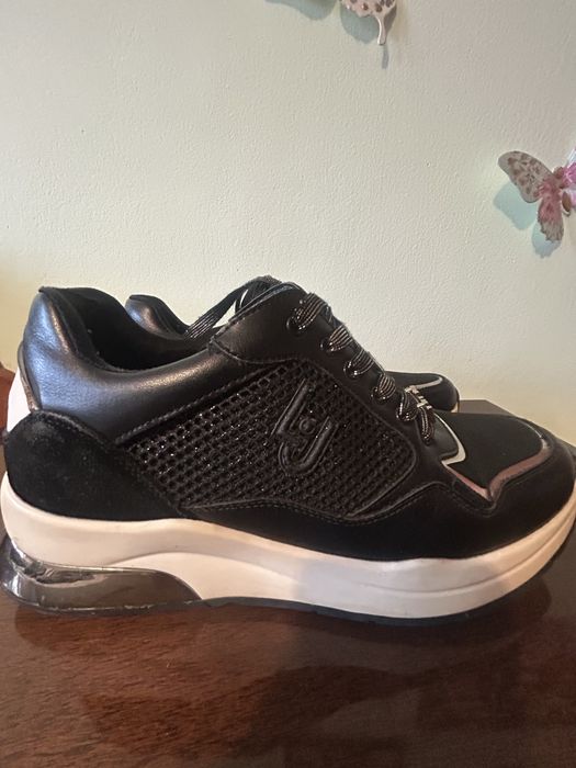 Продавам сникърси Liu jo