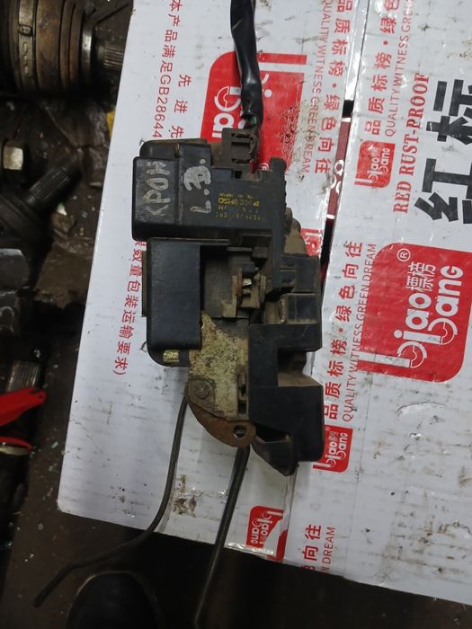 Замок двери Мазда Кронос задний левый