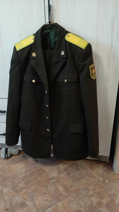 Военная форма:брюки,берет...