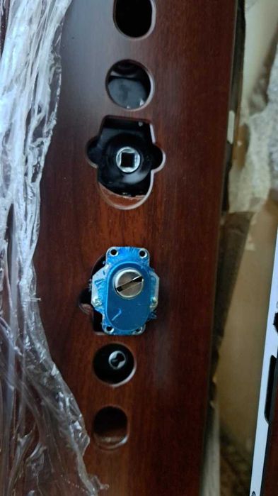 Метална външна врата с каса