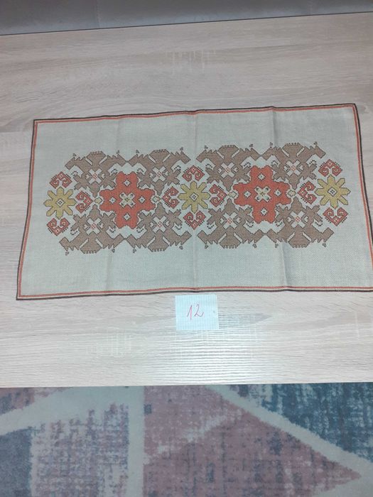 Ръчно бродирани карета на ленена панама с конци Мулине