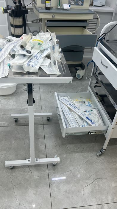 Продам кушетки, помощники, столики
