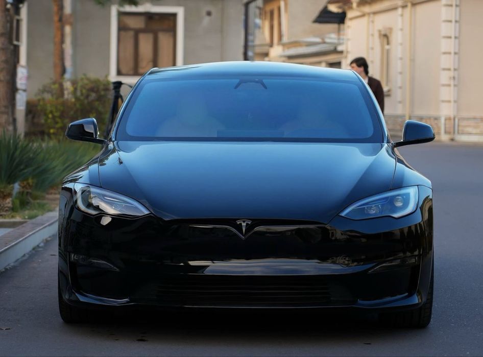 Tesla model S  672км