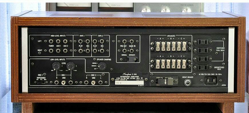 Accuphase E-202 .