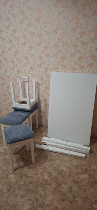 Продам кухонный гарнитур (набор) - стол и 4 табурета.