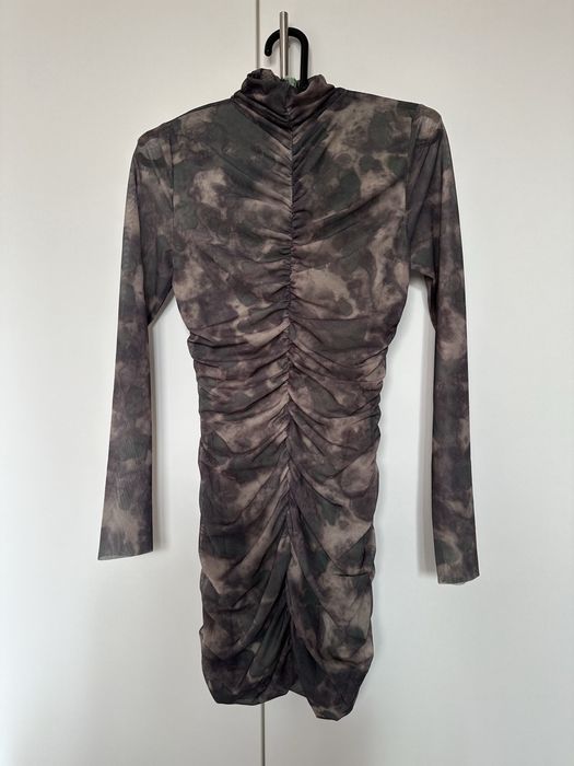Рокля с набран ефект в цвят камуфлаж