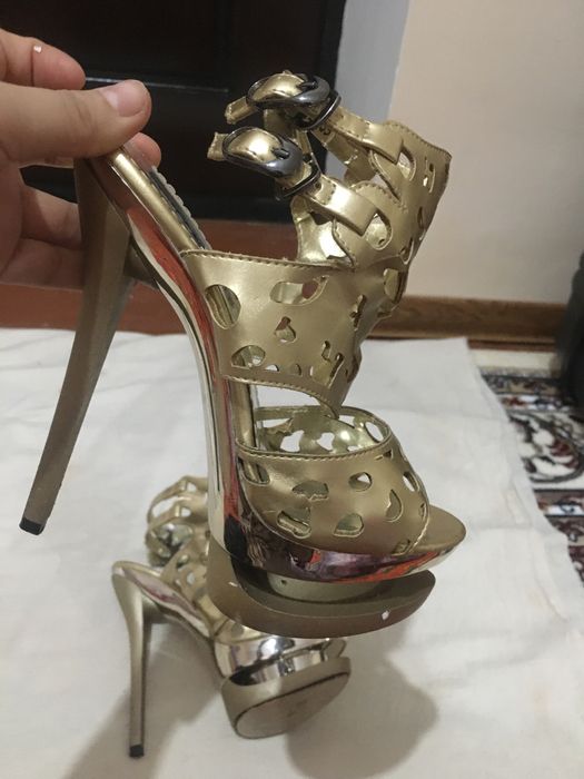 Россия обувь на шпильке.