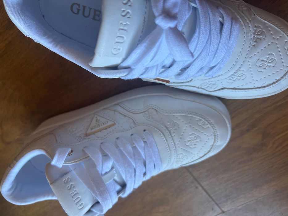 Бели кецове Guess