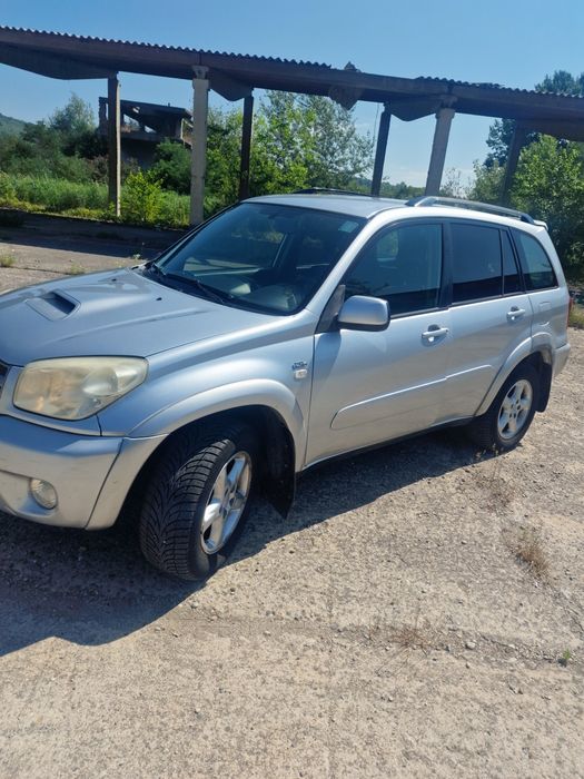 Vând Toyota RAV4, an 2004, motor 2.0 D-4D diesel 116 CP, cutie manuală, tracțiune 4x4.