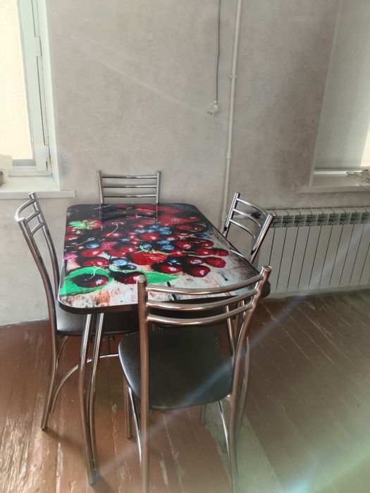 Продам кухонный стол со стульями бу