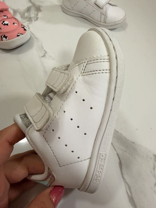 Маратонки adidas,22 номер