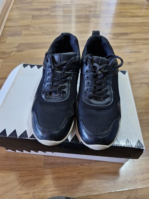 Продам детские кроссовки