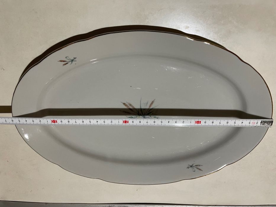 Голямо правоъгълно, порцеланово плато с маркировка.