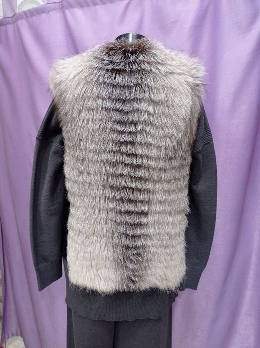 Шуба из натурального меха лиса с кожанными рукавами