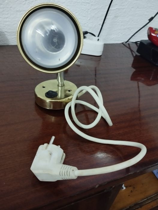 Лампа за стена с топла светлина