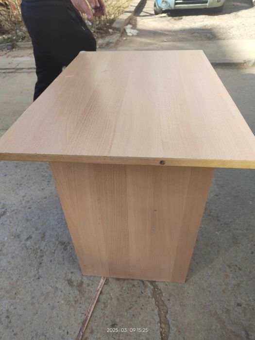 Малко бюро с поставка за клавиатура и мишка и офис стол за него