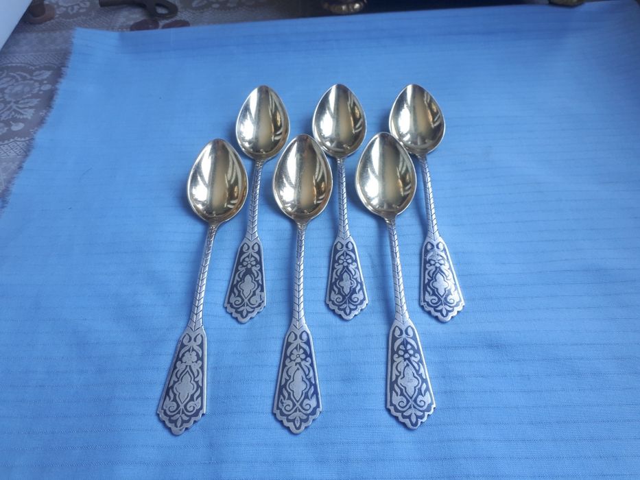 Серебряные чайные ложки.