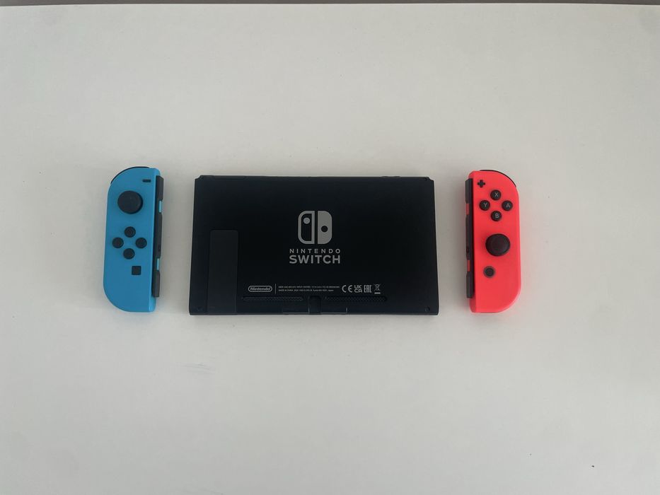 Consolă Nintendo Switch + 5 Jocuri Fizice (Pachet Complet)