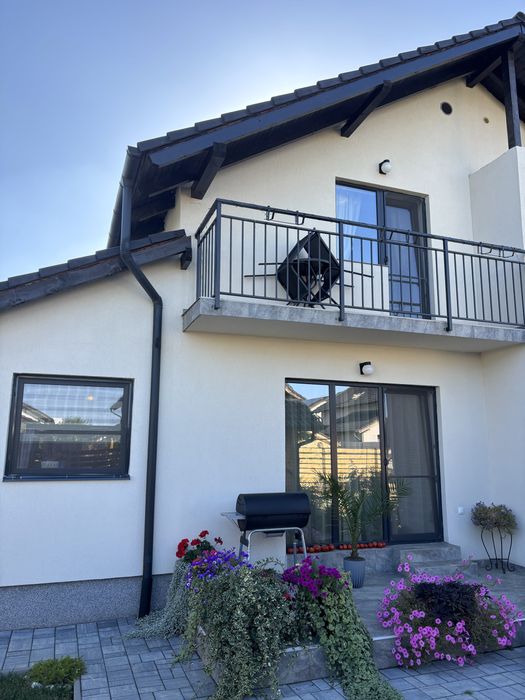 Vând casă duplex 3 camere + living, finisată, utilată și mobilată complet, 94 mp, teren 250 mp, Sancrai