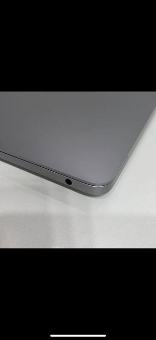 Kosmik kulrang rangdagi M1 13 dyuymli MacBook Air sotilmoqda.

Texnik