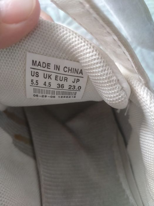 Продам женские кросовки