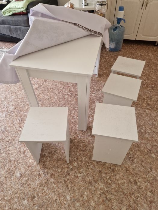 кухонный стол и 4 табуретки