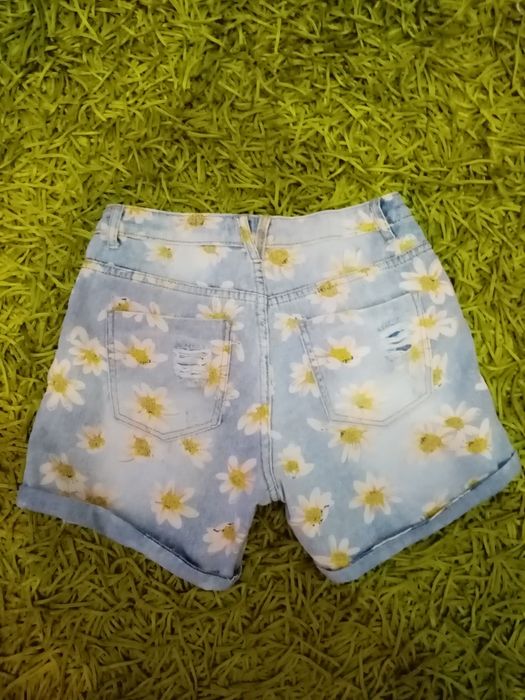 Blugi scurti cu rupturi