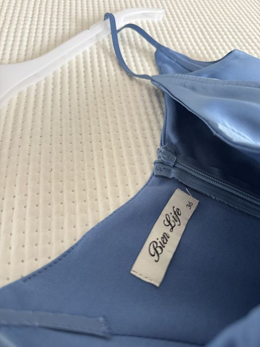 Елегантна синя сатенена рокля с тънки презрамки