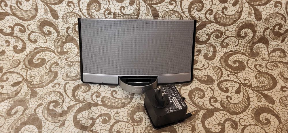 BOSE Sound Dock  portabil 8 ore acumulator si se aude foarte bine