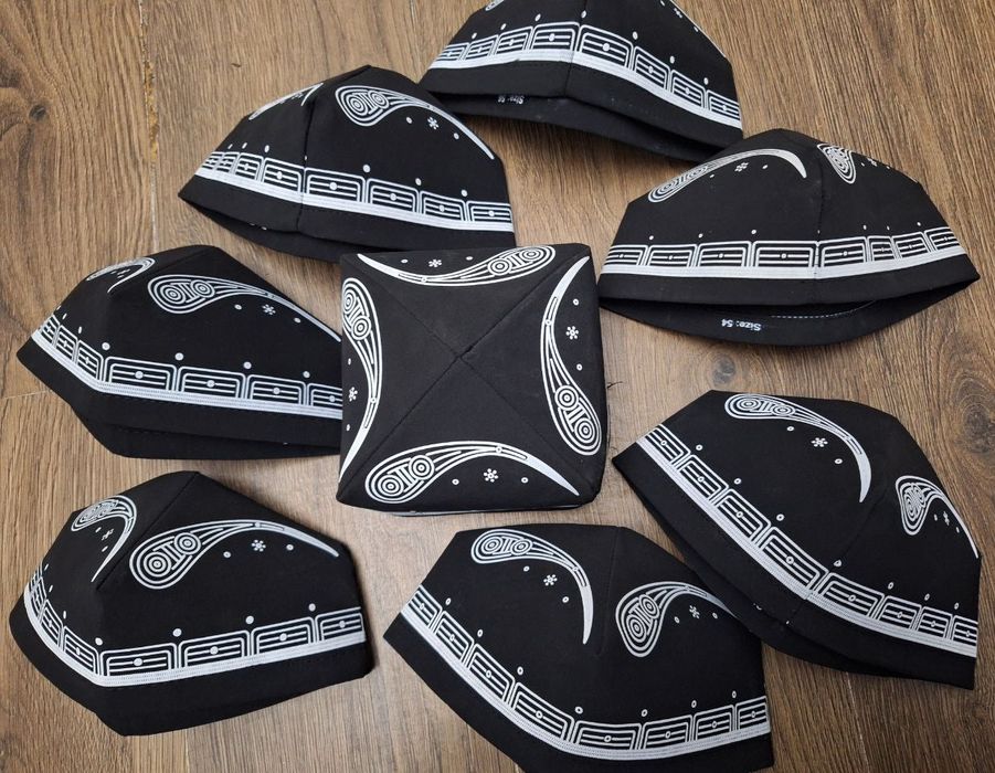 Узбекские национальные тюбитейки доппи с косичками и без киихча пояса.