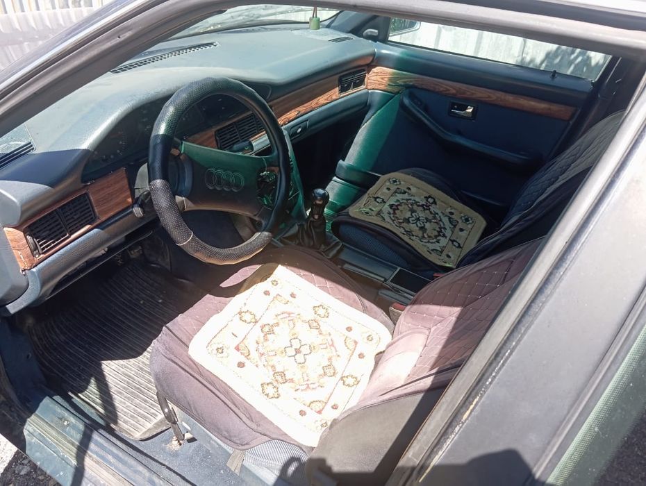Автомобиль ауди 100