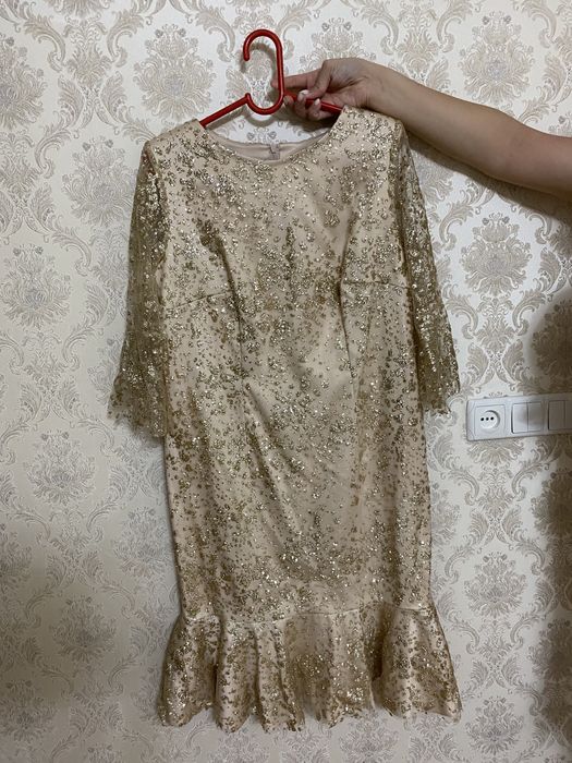 Золотое красивое платье цвета шампанского, состояние хорошая