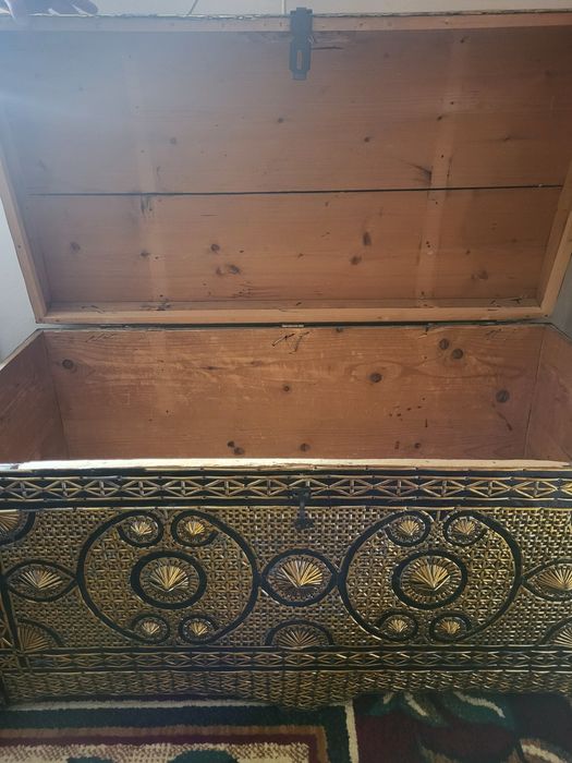 Сундук старинный