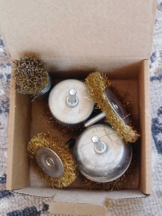 Продаётся дрель шурупаверт с щётками по металу.