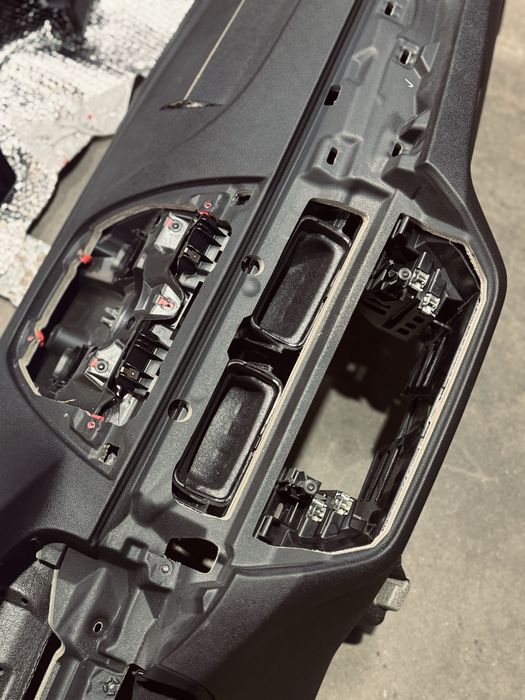 Vand plansa de bord 1550 ron / Bmw seria 5 g30 2020