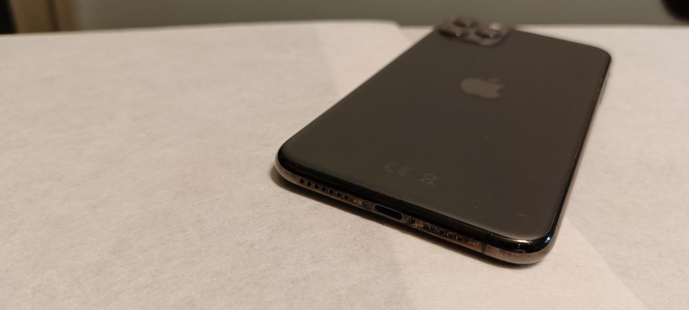 iPhone 11 pro max 256 GB  black se prezintă bine