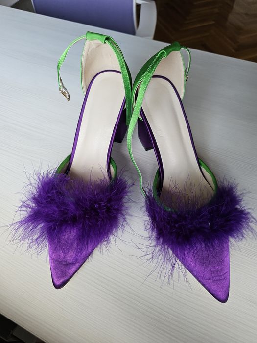 Елегантни сатенени обувки с ток