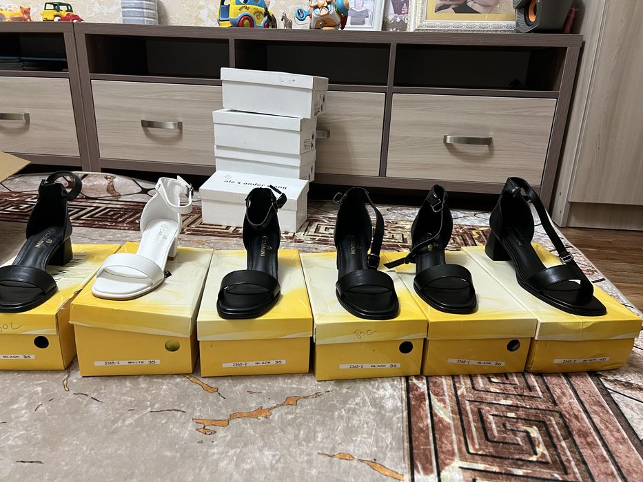 Босоножки черные/ белые, разные рр