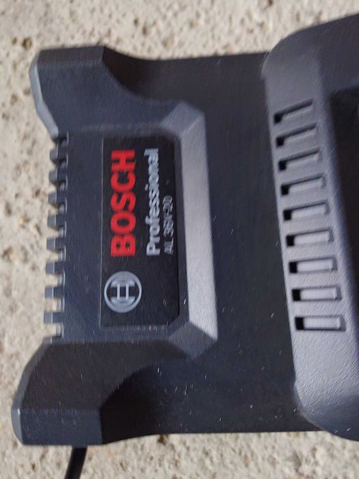 Два броя зарядни устройства Bosch