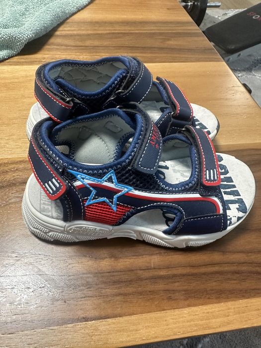 Детски обувки и буйки различни размери