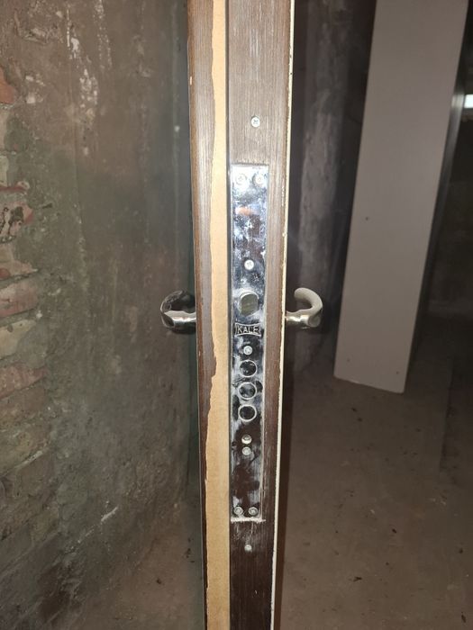 Блиндирана входна врата